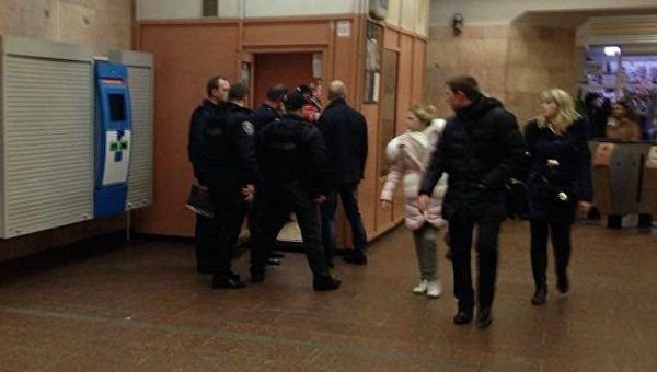 На станции метро Лыбидская в Киеве мужчина подстрелил полицейского