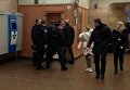 На станции метро Лыбидская в Киеве мужчина подстрелил полицейского