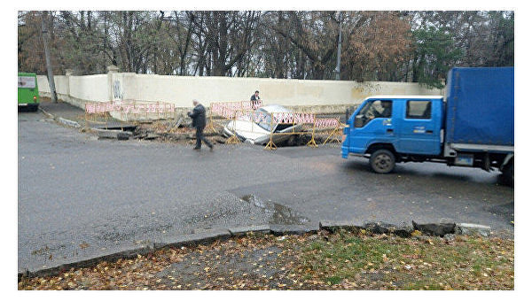 В Харькове автомобиль провалился в яму