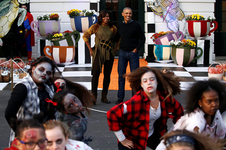 Президент США Барак Обама с супругой Мишель отпраздновали в Белом доме Хэллоуин, станцевав танец зомби под песню Майкла Джексона Thriller