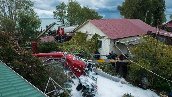 В Сочи вертолет упал на частный дом В Сочи вертолет упал на частный дом