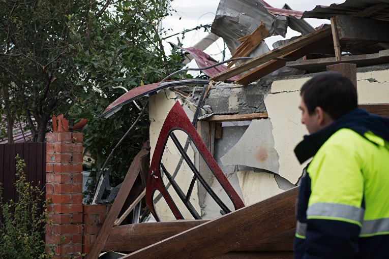 В Сочи вертолет упал на частный дом