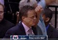 Болельщик клуба НБА ударил тренера локтем в лицо во время матча. Видео
