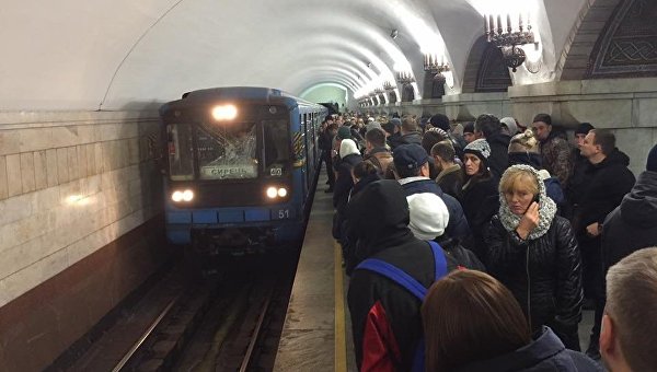 Человек упал на рельсы на станции метро Золотые ворота в Киеве