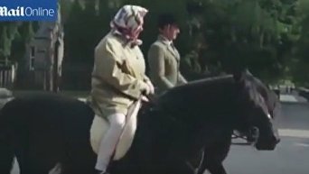 Королева Великобритании в свои 90 лет ездит на лошади. Видео