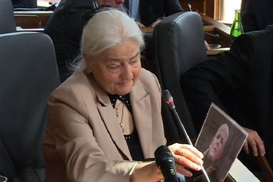 Мать Олеся Бузины Валентина Бузина с портретом покойного сына