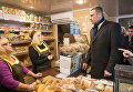 Мэр Киева Виталий Кличко проверил, как работают киоски по продаже социального хлеба и аптеки КП Фармация
