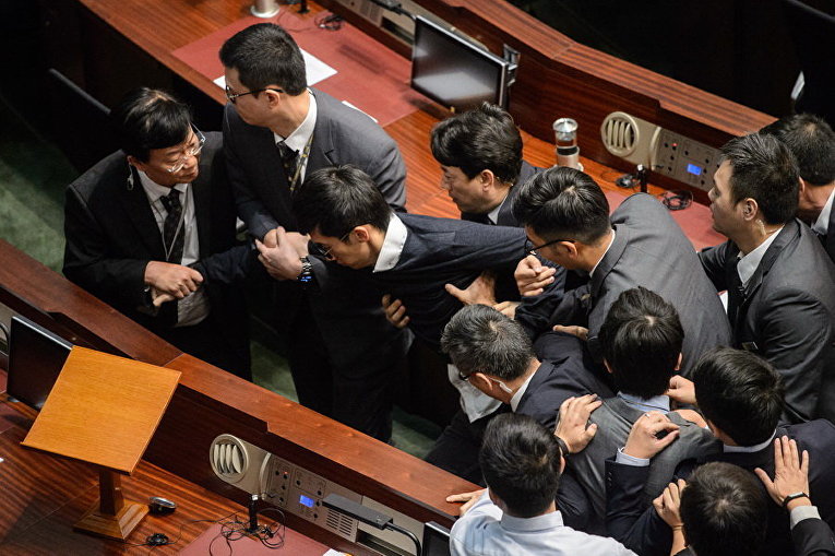 Потасовка в Законодательном совете в Гонконге