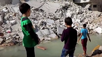 В Алеппо дети играют в воронках от бомб. Видео