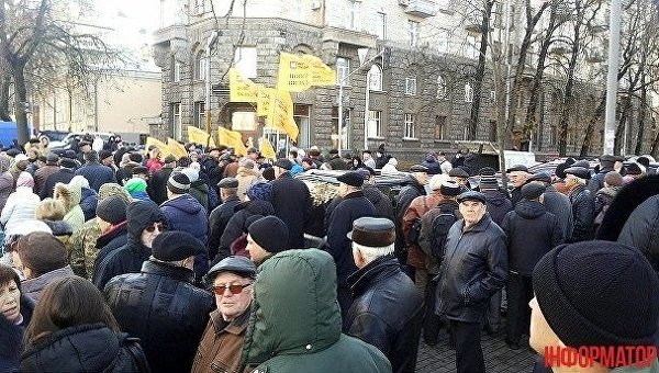 Вкладчики банка Михайловский перекрыли улицу Банковую