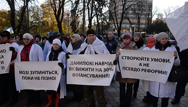 Акция протеста ученых и медиков под Кабмином в Киеве