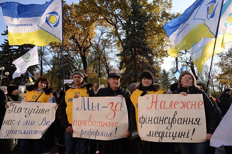 Акция протеста ученых и медиков под Кабмином в Киеве