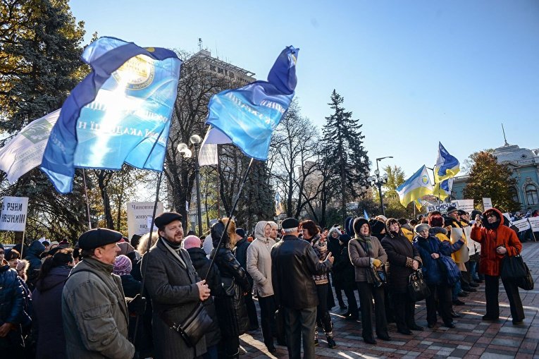 Акция протеста ученых и медиков под Кабмином и Радой в Киеве