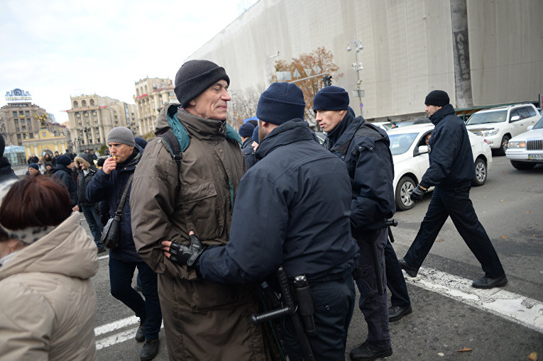 Протест вкладчиков лопнувшего банка Михайловский на Крещатике и потасовка с полицией
