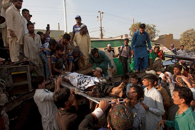 Столкновение поездов в Пакистане, количество погибших превысило 20 человек