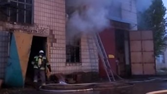 На киевском заводе горел склад, спасли двух человек