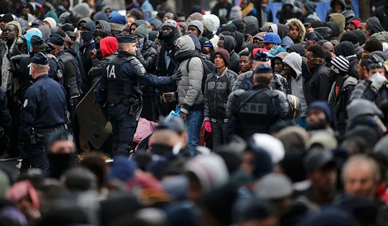 Разгон мигрантов из Кале, захвативших улицы Парижа