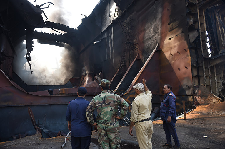 В пакистанском порту третий день пытаются потушить танкер