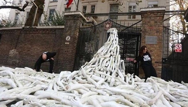 Акция протеста под зданием посольства РФ в Лондоне