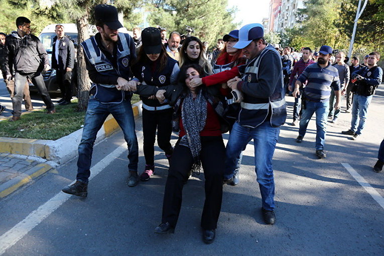 Полиция задерживает Себахат Тунджел, сопредседателя Демократической партии регионов (DBP), во время акции протеста в Диярбакыр, Турция