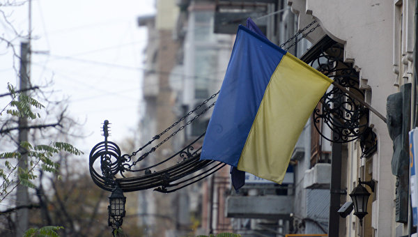 Флаг Украины на здании в Киеве