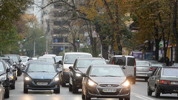 Автомобили на улицах Киева. Архивное фото