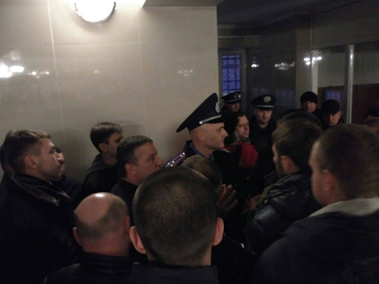 В Черкассах активисты взяли штурмом здание областной полиции