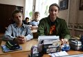 Старшеклассник Андрей Трубецкой посещает школу в Донецке в камуфляже ополченца ДНР