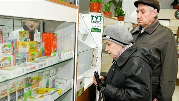 Пожилые люди в аптеке. Архивное фото