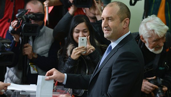 Кандидат в президенты страны от Болгарской социалистической партии Румен Радев голосует на избирательном участке в Софии