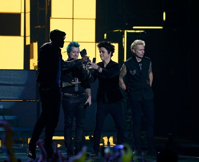 Вручение MTV Europe Music Awards. Выступление Green Day - победителя в номинации Глобальная икона