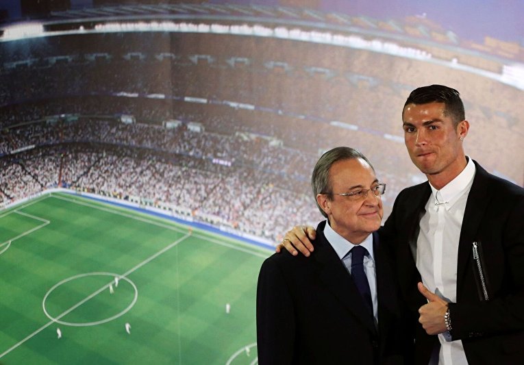 Церемония по случаю продления Роналду контракта с Реалом