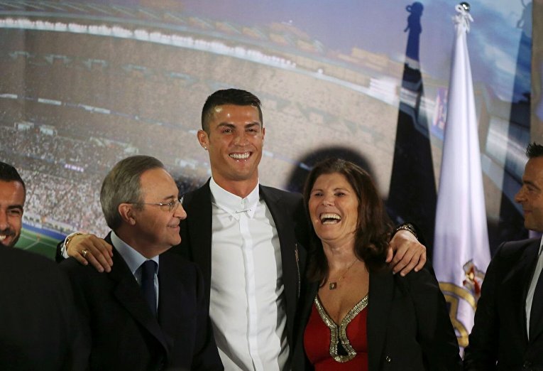 Церемония по случаю продления Роналду контракта с Реалом