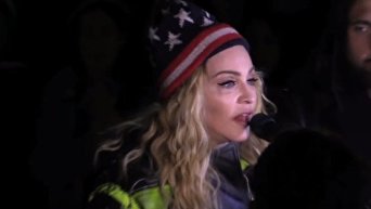 Мадонна выступила с неожиданным уличным концертом в поддержку Клинтон. Видео