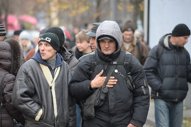 Участники акции протеста партии За життя перекрыли улицу возле НБУ в Киеве