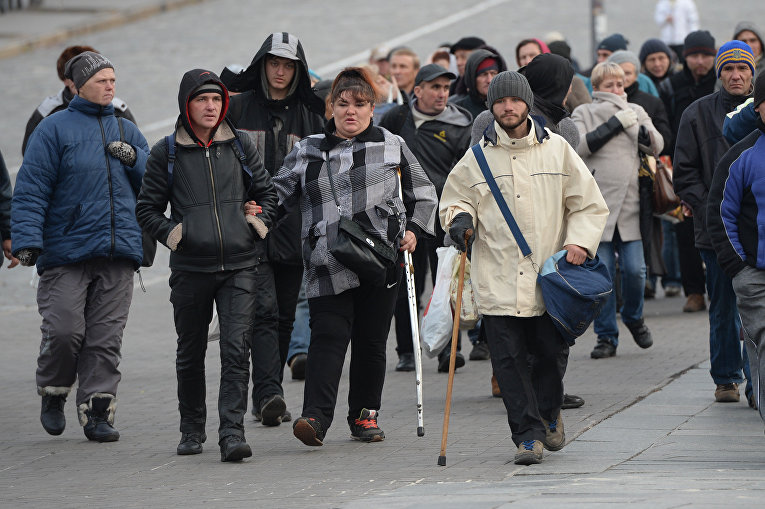 Участники акции протеста партии За життя перекрыли улицу возле НБУ в Киеве