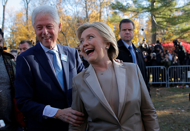 Хиллари Клинтон с мужем Биллом перед голосованием на выборах президента США