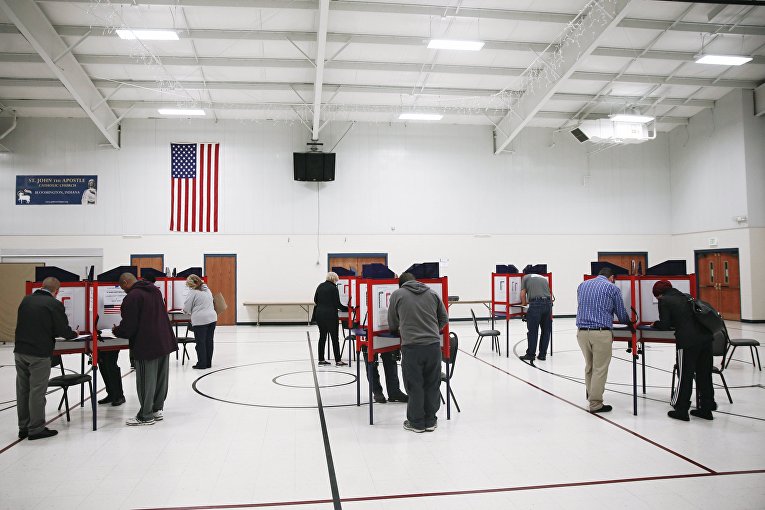 Избиратели голосуют на выборах президента США на избирательном участке в католической церкви Святого Иоанна в городе Эллетсвилл в штате Индиана