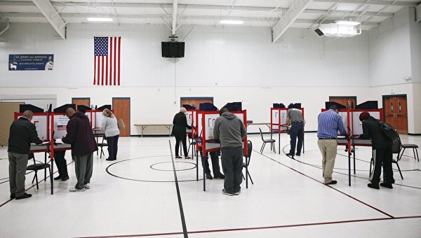Избиратели голосуют на выборах президента США. Архивное фото