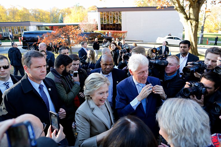 Хиллари Клинтон с мужем Биллом на выборах президента США