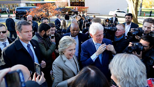 Хиллари Клинтон с мужем Биллом на выборах президента США