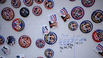 Продажа значков с изображениями кандидатов в президенты США в Нью-Йорке