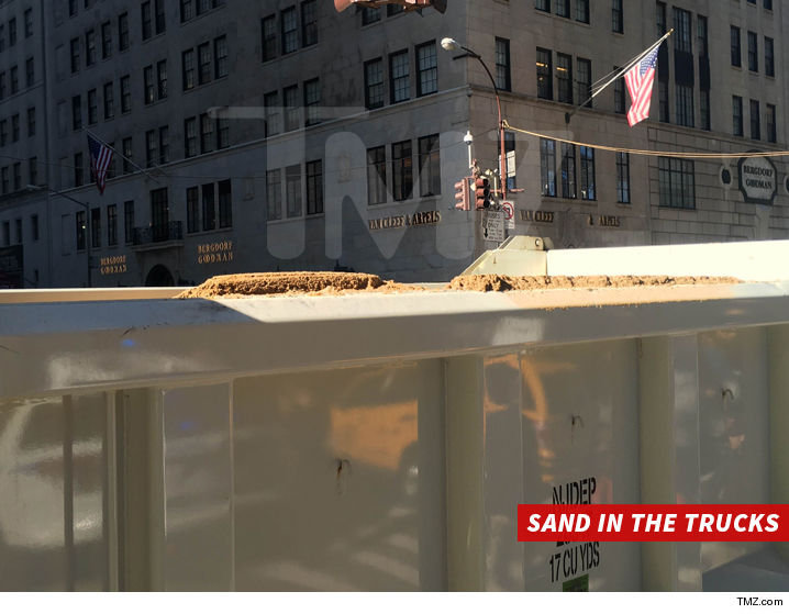 Небоскреб Дональда Трампа в Нью-Йорке окружили грузовиками с песком