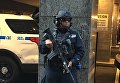 Американский полицейский возле небоскреба. в котором находится штаб Дональда Трампа