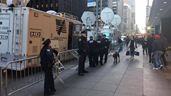 Полицейские возле небоскреба. в котором находится штаб Дональда Трампа