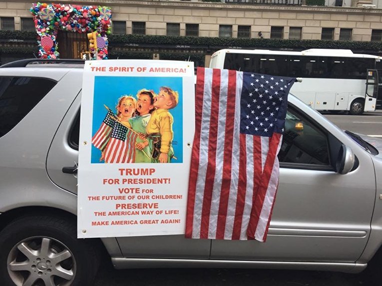 Сторонники Дональда Трампа под его штабом в Нью-Йорке