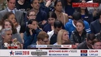 Сторонники Клинтон покидают ее штаб со слезами на глазах