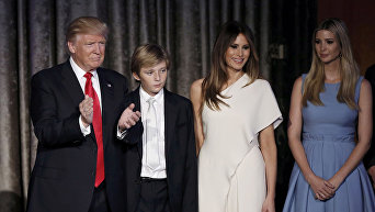 Дональд Трамп с сыном Бэрроном, женой Меланьей и дочерью Иванкой