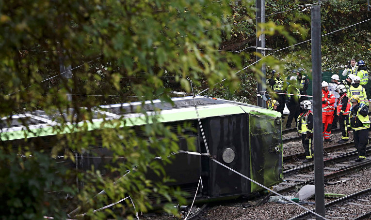 Полиция сообщила о гибели пяти человек в результате крушения трамвая, сошедшего с рельсов и перевернувшегося в среду на юге Лондона
