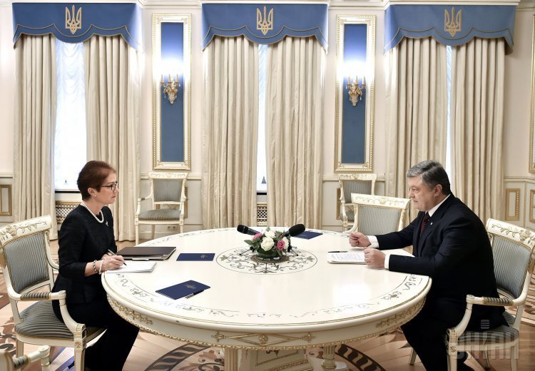 Президент Украины Петр Порошенко и посол США в Украине Мари Йованович во время встречи в Киеве